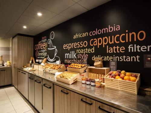 een bakkerij met een toonbank vol fruit en groenten bij ibis Tours Centre Gare in Tours