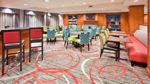 Гостиная зона в Holiday Inn Express Fremont by IHG