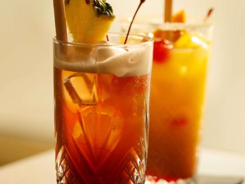 a glass of iced tea with a lemon in it at ibis Frankfurt Centrum in Frankfurt/Main