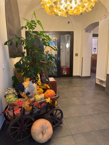 a cart full of pumpkins sitting in a hallway at Hotel Schwibbogen Altstadt & Appartements in Görlitz