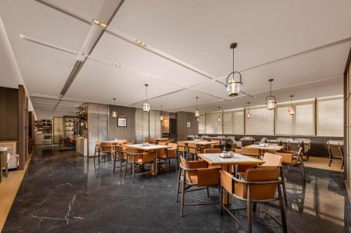 Un restaurante o sitio para comer en 上海虹桥冠华酒店 - 北新泾地铁站