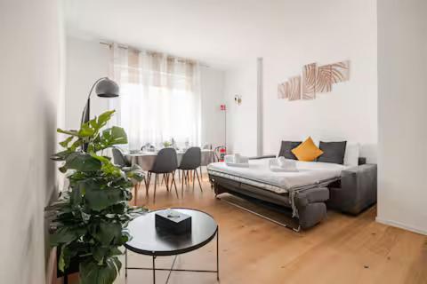 salon z kanapą i stołem w obiekcie Como Centro Luxury Suite a Pochi passi dal Lago w Como