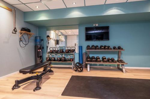 a room with a gym with a lot of exercising equipment at Thon Hotel Vettre in Asker