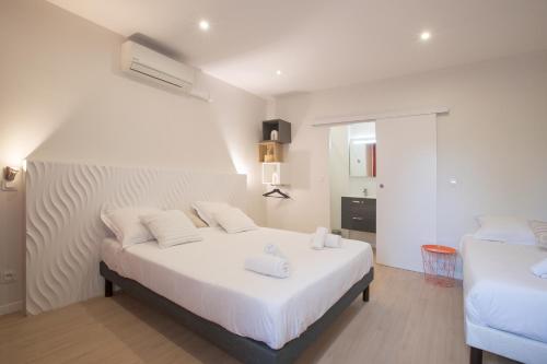 a bedroom with a large white bed with white pillows at GAB HOUSE - Lyon Bron - Eurexpo City Living Stay in Bron
