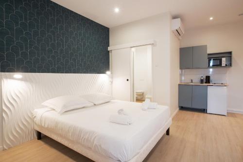 a bedroom with a white bed and a green wall at GAB HOUSE - Lyon Bron - Eurexpo City Living Stay in Bron