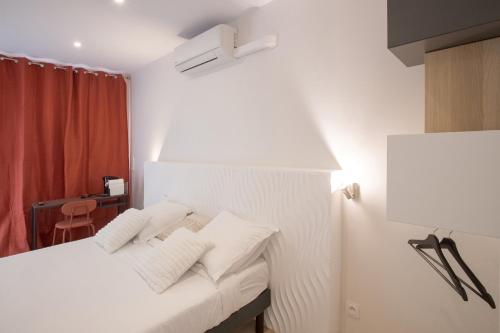 a bedroom with a white bed with white pillows at GAB HOUSE - Lyon Bron - Eurexpo City Living Stay in Bron