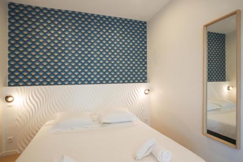 a bedroom with a white bed and a mirror at GAB HOUSE - Lyon Bron - Eurexpo City Living Stay in Bron