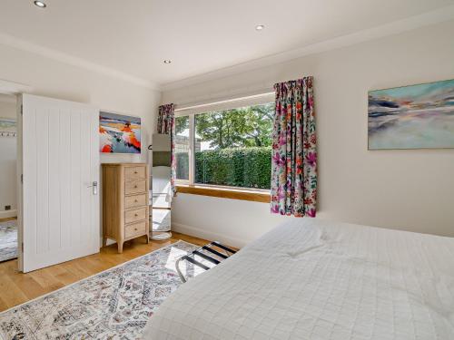 a bedroom with a bed and a window at 3 Bed in Anstruther 96111 in Pittenweem