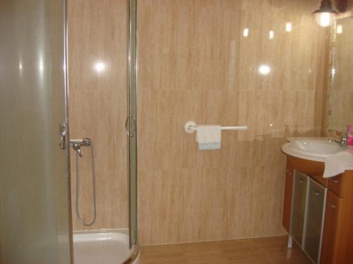 a bathroom with a shower and a sink at Guest House dos Olivais in Azeitao