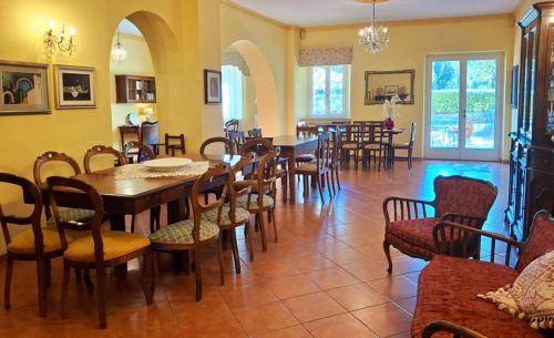 a dining room with a table and chairs at La Palazzina in Val d'Orcia in Radicofani