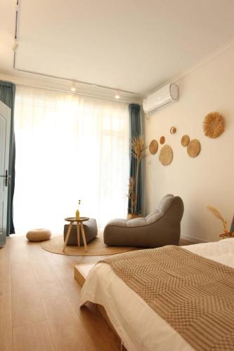 Postel nebo postele na pokoji v ubytování pine house