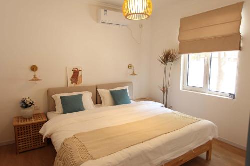 Postel nebo postele na pokoji v ubytování pine house