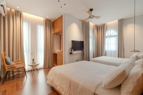 Ένα ή περισσότερα κρεβάτια σε δωμάτιο στο Ha Long 6BRS Beach Villa With Pool, Jacuzzi and Sauna