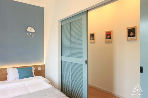 Postel nebo postele na pokoji v ubytování pine house