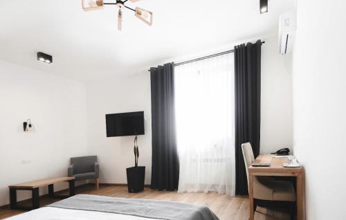 Una cama o camas en una habitación de Aivengo Hotel