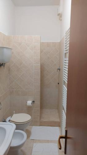 a bathroom with a toilet and a sink and a shower at Vivi in una Torre Medioevale appartamento in Perugia