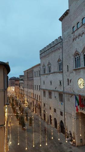 a street with christmas lights in front of a building at Vivi in una Torre Medioevale appartamento in Perugia