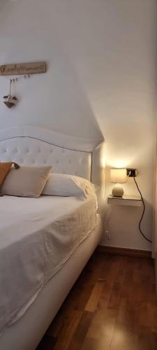 una camera con letto bianco e lampada di B&B Albaluna a Valenzano