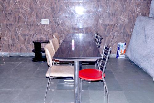 a table and chairs in a room with a wall at Hotel O" Delhi-Near Karol Bagh Metro Station in New Delhi