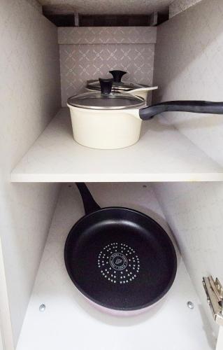a black sink in a shelf in a bathroom at Stay B in Sŭngch'ŏn-ni