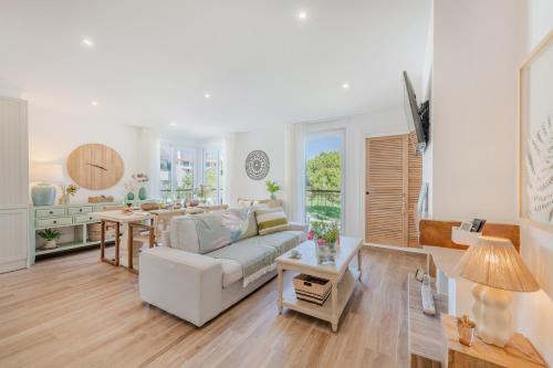5 star Luxury SevenPines apartment with large balcony and 3 communal pool
