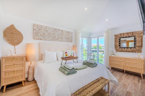 Ένα ή περισσότερα κρεβάτια σε δωμάτιο στο 5 star Luxury SevenPines apartment with large balcony and 3 communal pool