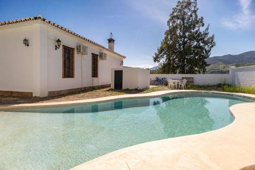 Swimmingpoolen hos eller tæt på Villa rural con piscina en Alora