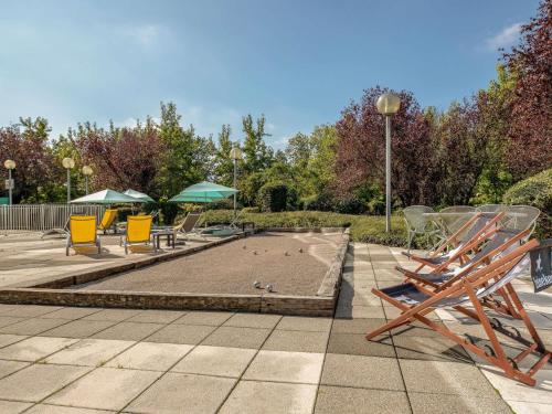 a seating area with chairs and a water fountain at Novotel Marne-la-Vallée Noisy-le-Grand in Noisy-le-Grand