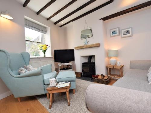 TV a/nebo společenská místnost v ubytování 2 Bed in Appledore DECKH