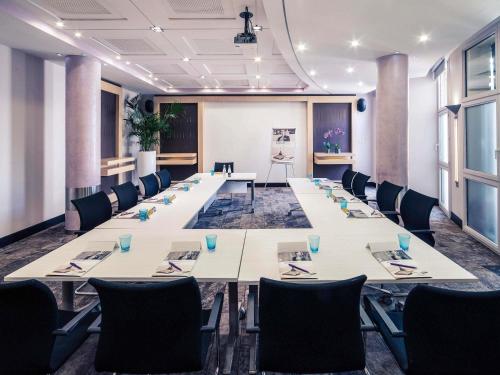 a conference room with a long table and chairs at Mercure Montpellier Centre Antigone in Montpellier