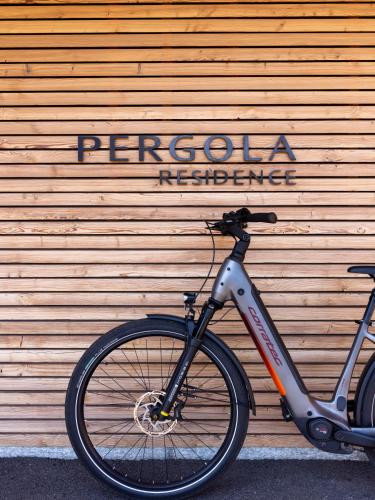 Montar en bicicleta en Pergola Residence o alrededores