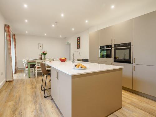 Η κουζίνα ή μικρή κουζίνα στο 6 Bed in St Andrews 89572