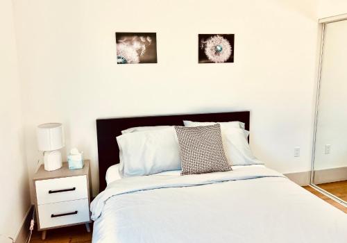 Ένα ή περισσότερα κρεβάτια σε δωμάτιο στο Newly Gated Stylish Steps to Hollywood 2B2B
