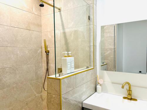 Ένα μπάνιο στο Newly Gated Stylish Steps to Hollywood 2B2B