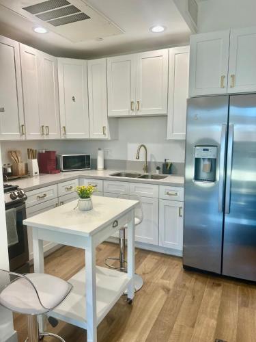 Η κουζίνα ή μικρή κουζίνα στο Newly Gated Stylish Steps to Hollywood 2B2B