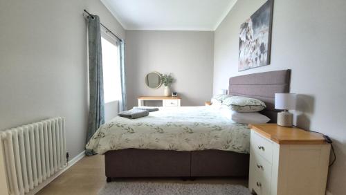 ein Schlafzimmer mit einem Bett und einem Fenster in der Unterkunft Sunrise Cottage in Llanddulas