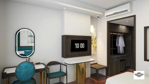 Una televisión o centro de entretenimiento en Sky Charm Hanoi Hotel and Spa