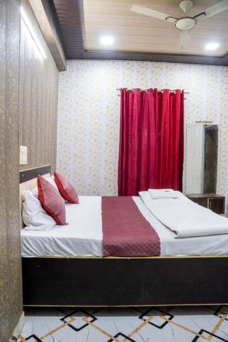 Postel nebo postele na pokoji v ubytování Hotel Kaka Ji Palace