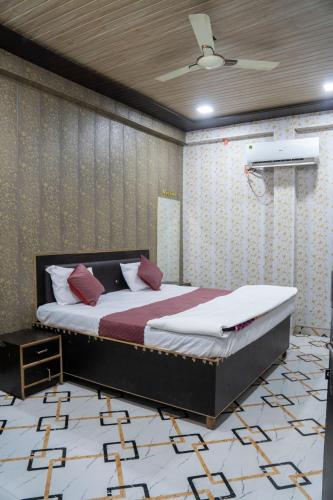 Postel nebo postele na pokoji v ubytování Hotel Kaka Ji Palace