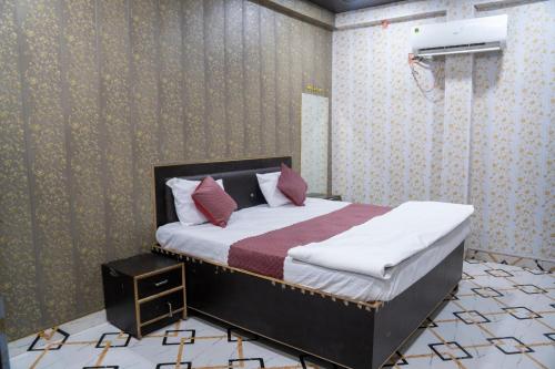 Postel nebo postele na pokoji v ubytování Hotel Kaka Ji Palace