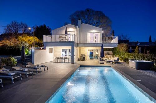 een villa met zwembad voor een huis bij Casa Belladonna by Briskva in Višnjan