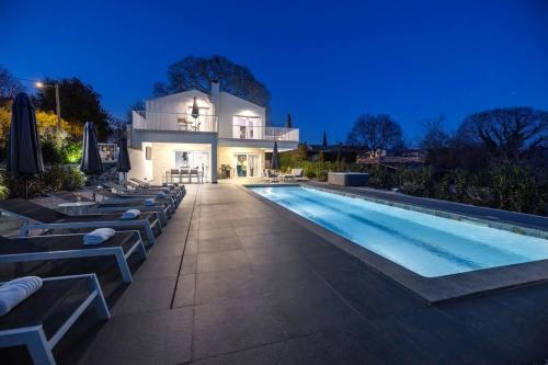 een villa met zwembad 's nachts bij Casa Belladonna by Briskva in Višnjan