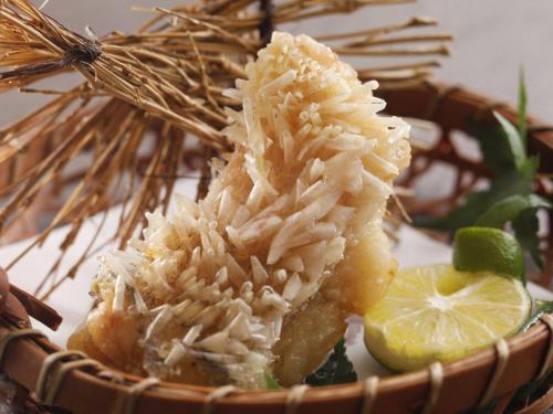 a basket of food with rice and a slice of lime at KAMENOI HOTEL Toba in Toba