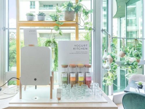 Un soporte con un montón de botellas de vidrio sobre una mesa. en Novotel Paris Charenton le Pont, en Charenton-le-Pont