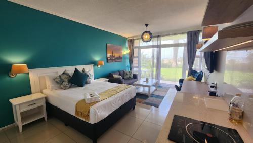 SummerstrandにあるSerenity at Brookes Hill Suitesのベッドとリビングルームのある寝室