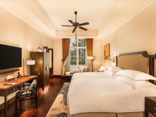 Una cama o camas en una habitación de Sofitel Legend Metropole Hanoi