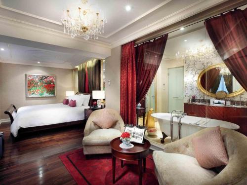 Una cama o camas en una habitación de Sofitel Legend Metropole Hanoi