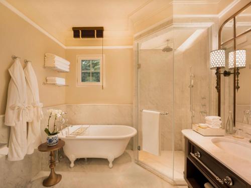 Un baño de Sofitel Legend Metropole Hanoi