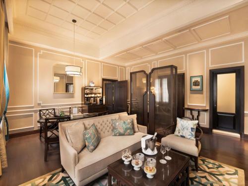 Un lugar para sentarse en Sofitel Legend Metropole Hanoi