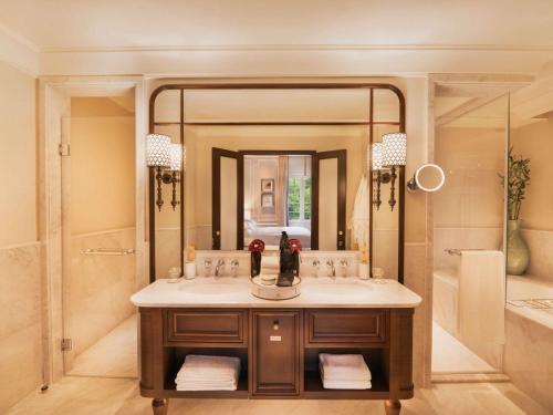 Un baño de Sofitel Legend Metropole Hanoi